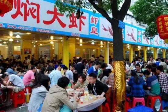 潜江油焖大虾发源地,湖北潜江五七油焖大虾火爆场面