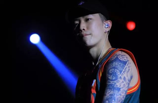 先不粉你了C罗！我被球场上那个化妆纹眉定发型的精致蓝孩吸引了