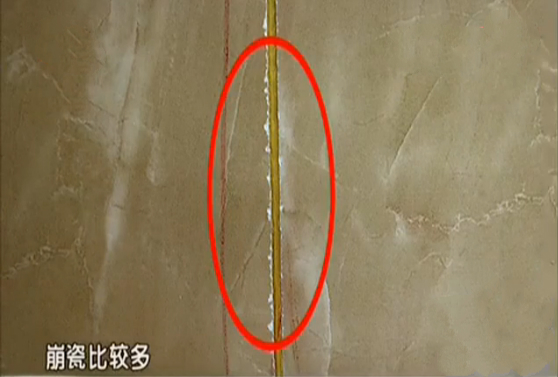 如果工人师傅这样给你家做瓷砖美缝，要么让他重做，要么让他赔钱！