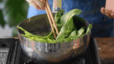 白色衣服放洗衣机变黄了怎么洗白,洗衣机洗衣服发黄变白的小妙招