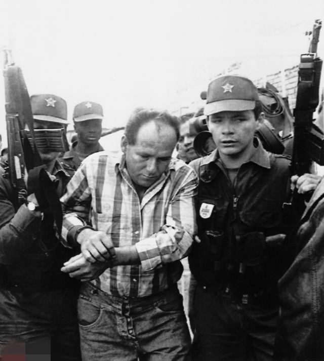 世界杯杀人事件：他踢了一个乌龙球，被射了12枪，总统出席葬礼