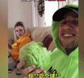 用辣椒酱泡澡24小时,国外小哥用13桶辣椒酱泡澡