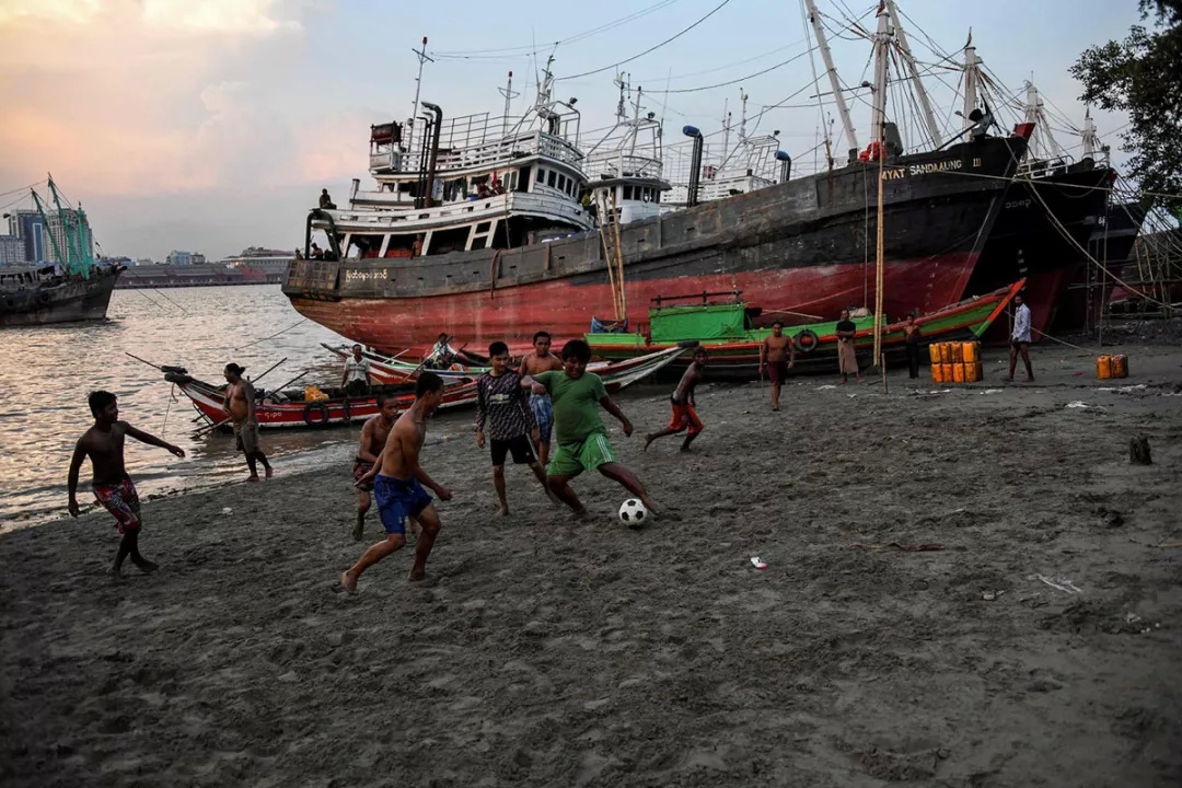 世界十大奇异足球场,足球场真实奇葩战术