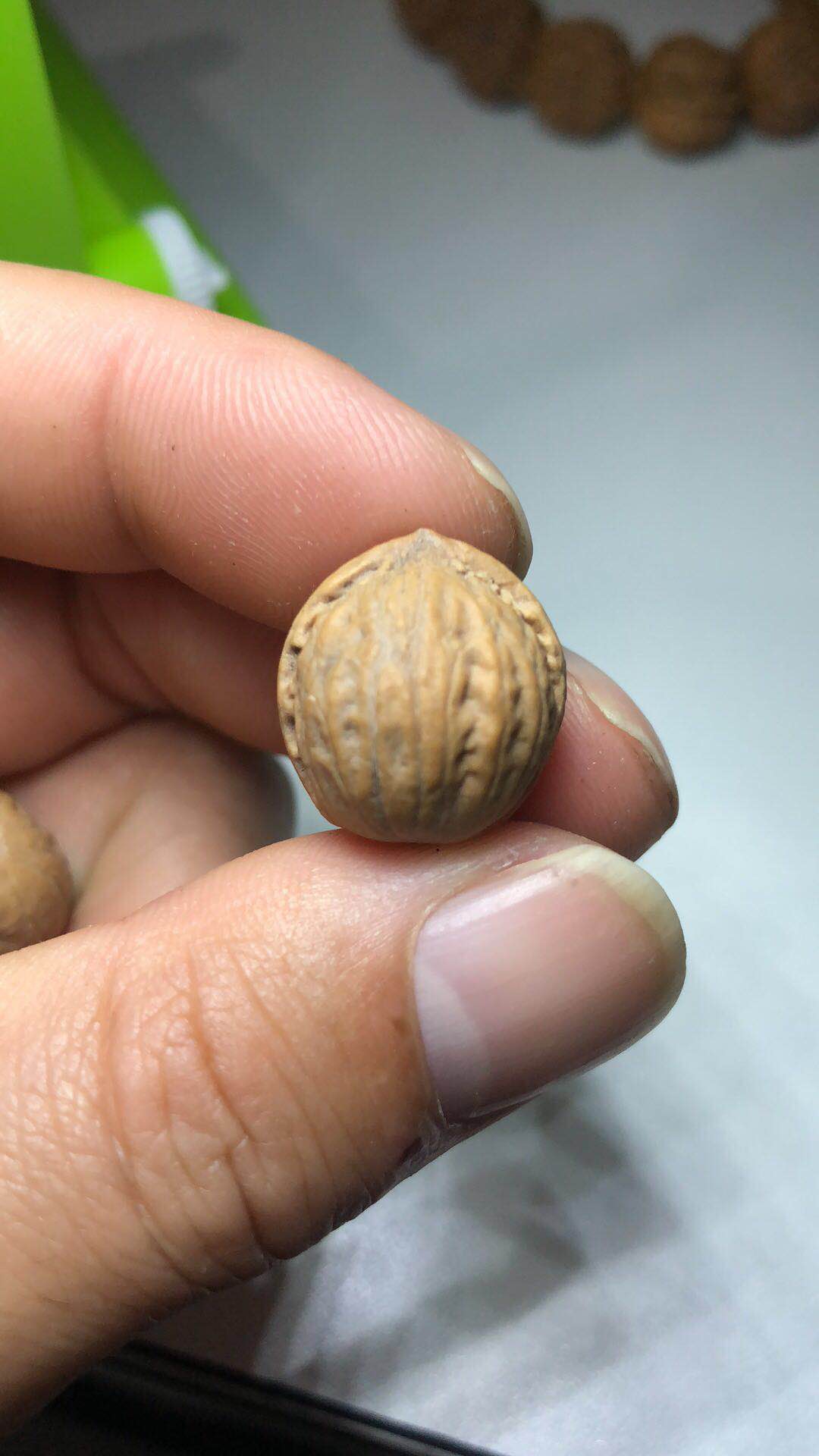 文玩市场淘鬼脸小核桃手串,十棱文玩小核桃手串哪产的