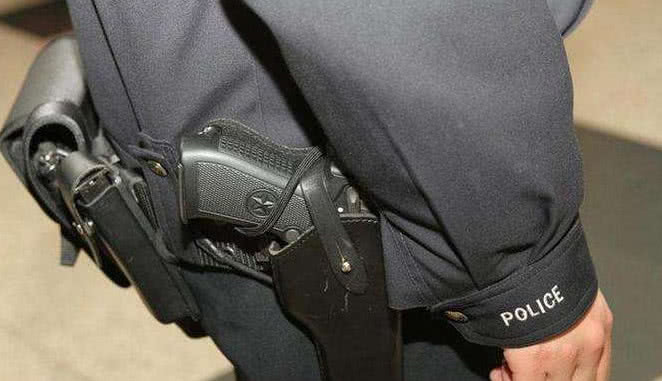 警察配枪丢失后，会受到怎样的惩处？看完才知原来这么严