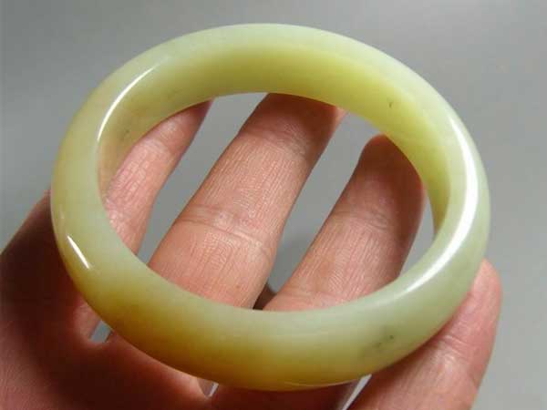 一块白玉代表什么,和田白玉有白点是啥