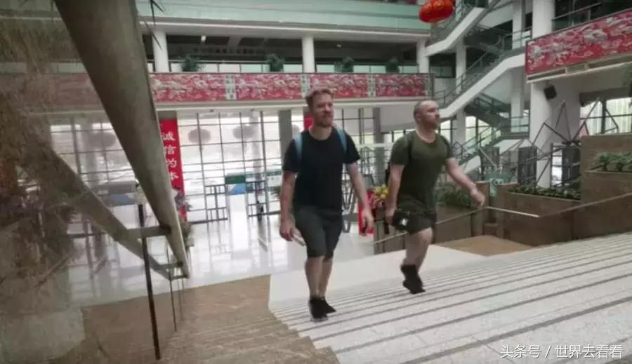 老外逛华强北组装苹果手机,外国人华强北组装苹果