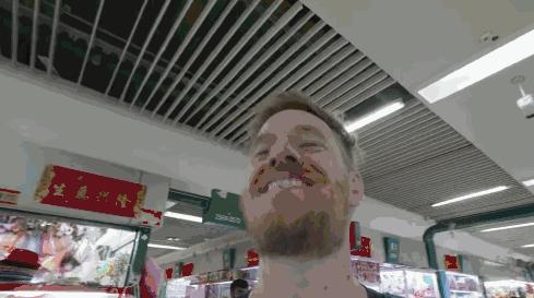 老外逛华强北组装苹果手机,外国人华强北组装苹果