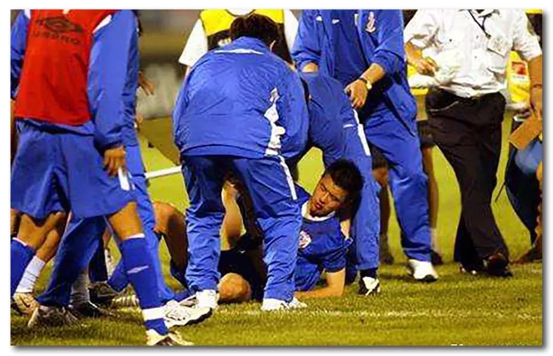 足球场上吐痰不恶心吗,足球场上全是痰