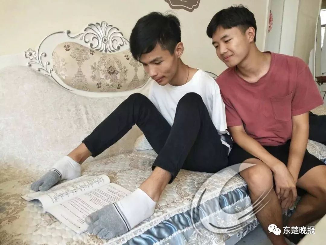 励志无臂小伙用脚写毛笔字,失去双腿双臂的励志男孩