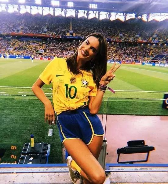世界杯进入淘汰赛程，维密超模纷纷表示了对巴西队的支持