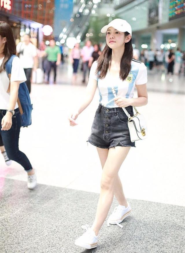 “包子脸”陈妍希穿阿根廷队球服走机场秀被穿成这样的她美到了