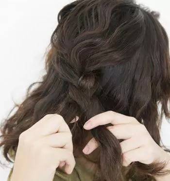 烫发后怎样扎头发好看,短烫发没有刘海怎么半扎头发好看