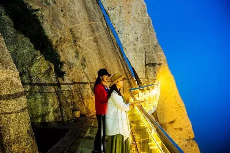 郑州附近有玻璃栈道的地方,郑州玻璃栈道景区有哪些好玩的