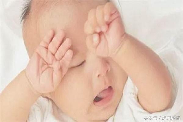 宝宝有眼屎可以喝什么降火,上火导致的宝宝眼屎多怎么办