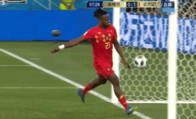 足球世界杯小伙,足球进球后对手一起庆祝搞笑