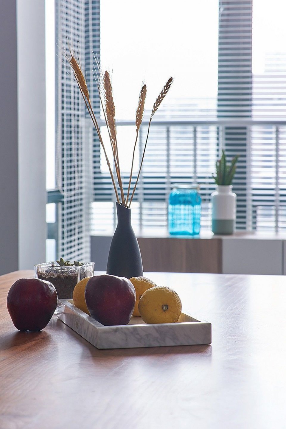 西边户客厅大飘窗西晒厉害吗,朝西客厅怎么解决西晒