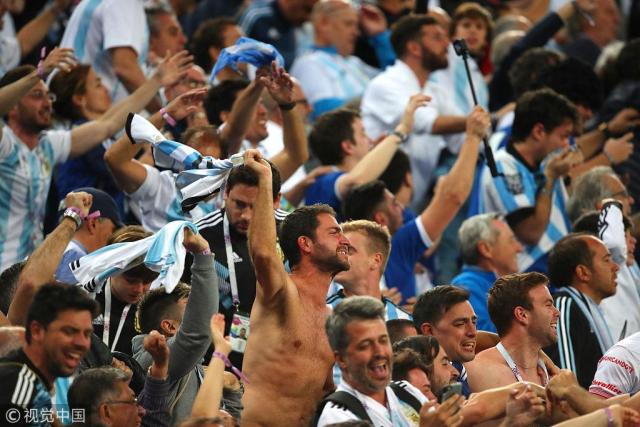 买到决赛门票的阿根廷球迷,阿根廷球迷买球