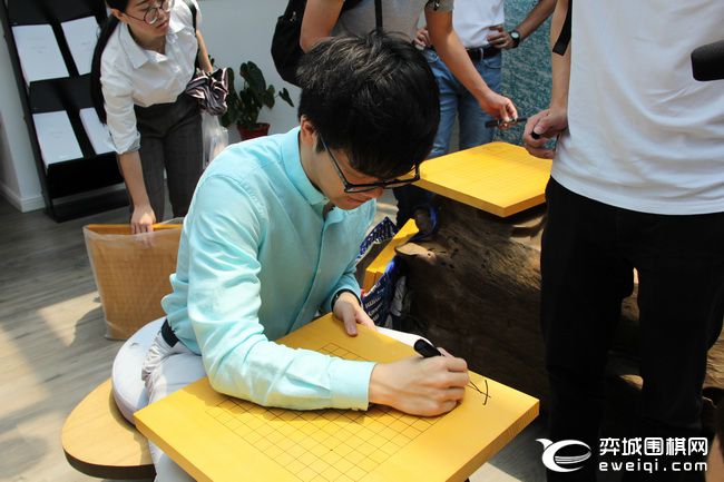 柯洁与韩升周比赛讲解,国手柯洁最新比赛