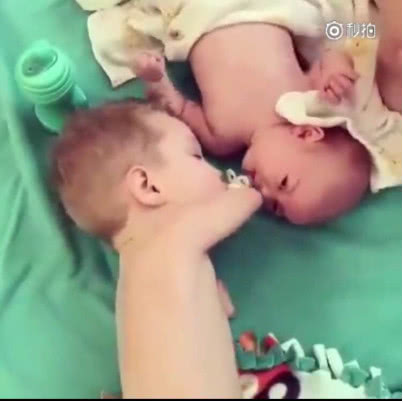 弟弟哭了，没有手臂的哥哥叼奶嘴到他嘴里，被网友赞为折翼天使