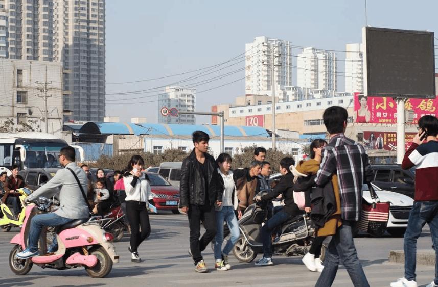 男子剐蹭百万豪车车主说赔10块钱,老人剐蹭豪车车主反而给钱