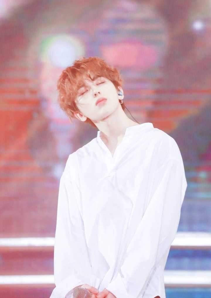 蔡徐坤花样系鞋带,杨幂礼服蔡徐坤