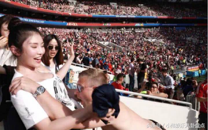 世界杯徐冬冬低胸装现身，遭生扑花容失色，事后淡定和球迷合照！