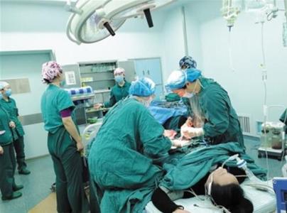 深夜产房：危急，肛门里露出胎儿头，事后，产妇要改胎儿出生日期