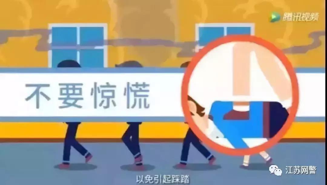 校园门口再现砍人事件,校园拿刀砍人事件