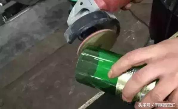 月薪3000小伙拿啤酒瓶做出上亿帝王绿手镯送女友,骚年好手艺!