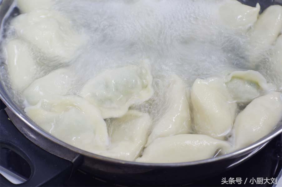 怎样煮出来的饺子鲜嫩多汁不破皮,煮饺子怎样不破皮不粘锅