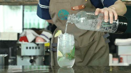 这该是佛山最独特的足球Pub,送完半打科罗娜还送鸡尾酒你点睇?