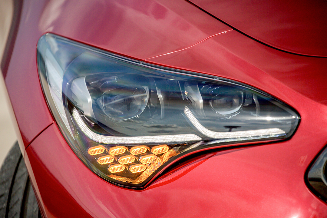 与农民企业家的形象格格不入TA就是起亚工程师的一件玩物