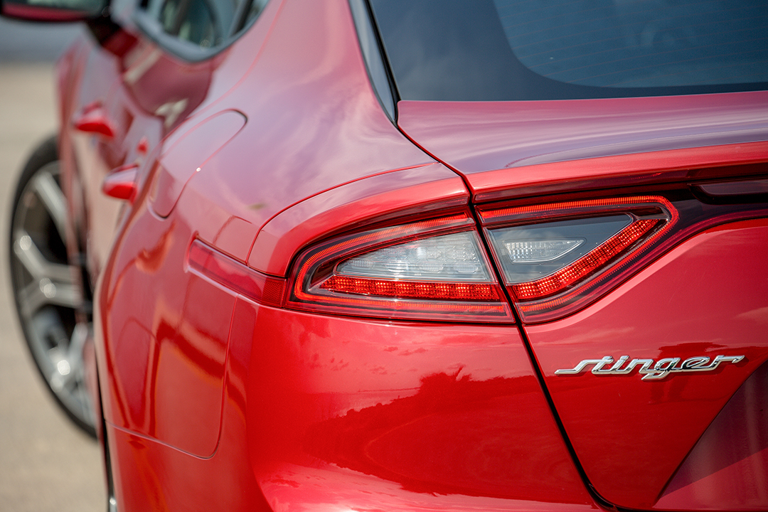 与农民企业家的形象格格不入TA就是起亚工程师的一件玩物