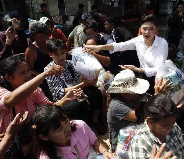 泰国总理英拉惊艳的照片,世界华人女总统