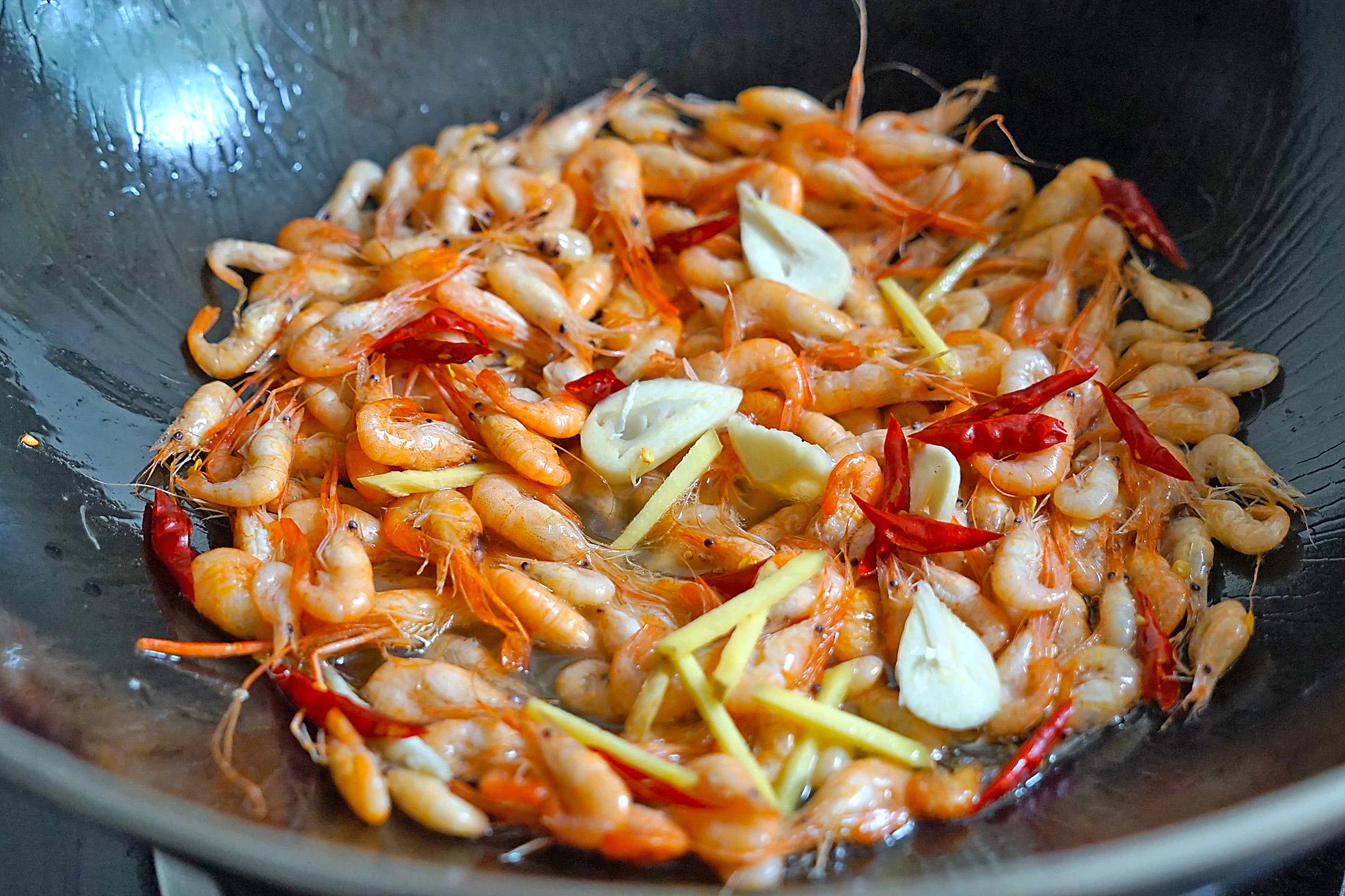 小河虾怎么炒又嫩又好吃又营养,韭菜炒干河虾下酒的做法