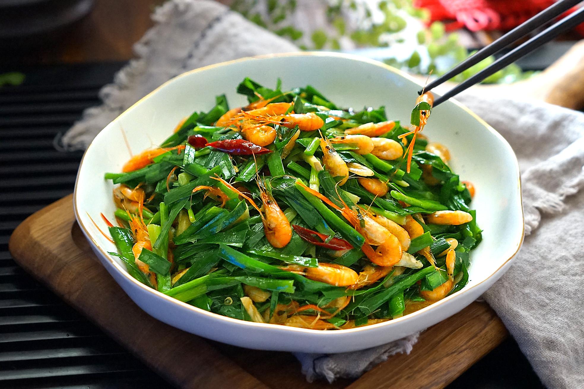 小河虾怎么炒又嫩又好吃又营养,韭菜炒干河虾下酒的做法