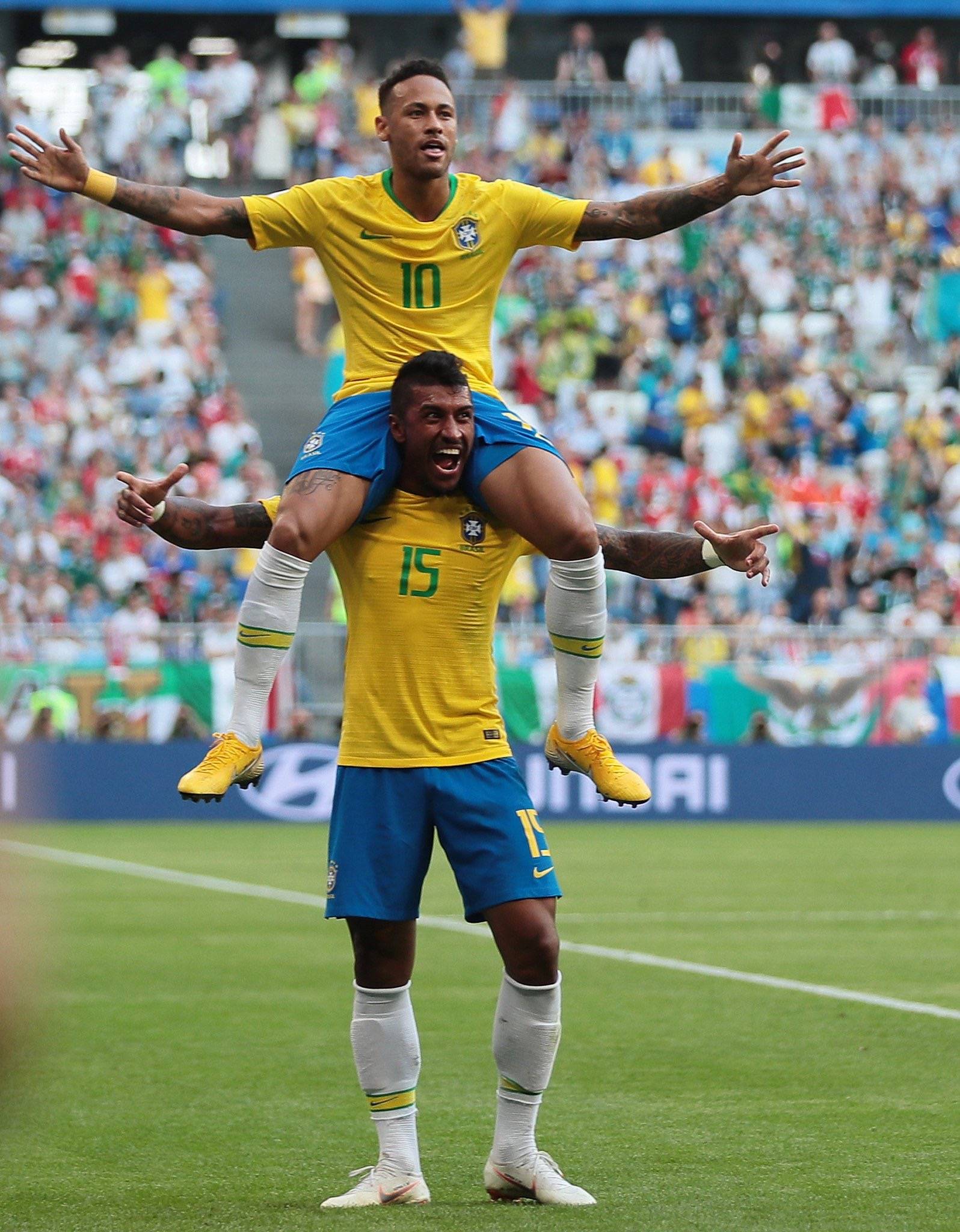 世界杯再现争议，墨西哥球员恶意踩踏内马尔逃红牌！