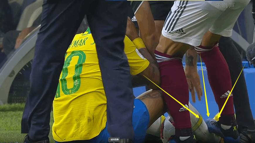 内马尔脚踝90度扭曲裁判判罚,内马尔在球场被踢
