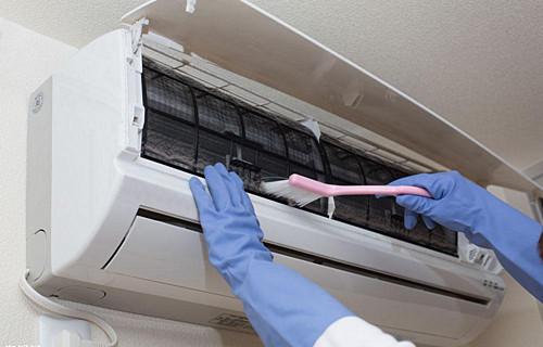 空调内机内水槽滴水怎么处理,格力q力空调怎么拆开清洗水槽