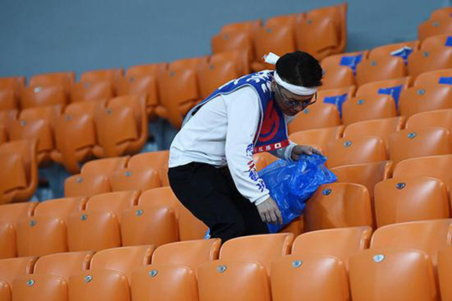 日本队赛后再次清理干净更衣室,日本球迷赛后含泪收拾看台垃圾