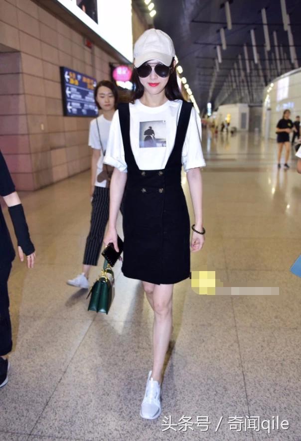 唐嫣在机场穿的牛仔裤,唐嫣机场照高腰裤