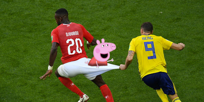 球裤里面有一层网,球裤背后有口袋