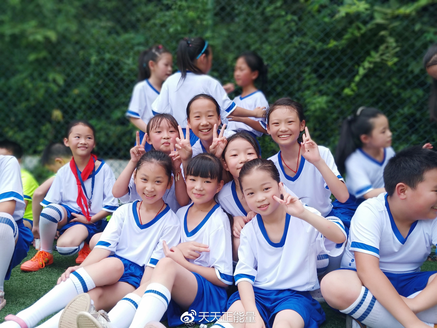 我们办了一场“乡村世界杯”,孩子们赛场上都铆足了劲