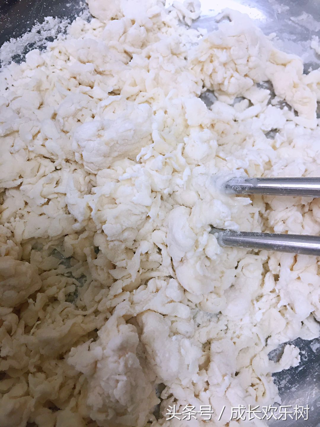 爸爸看世界杯宝宝趴床边,老爸看足球世界杯