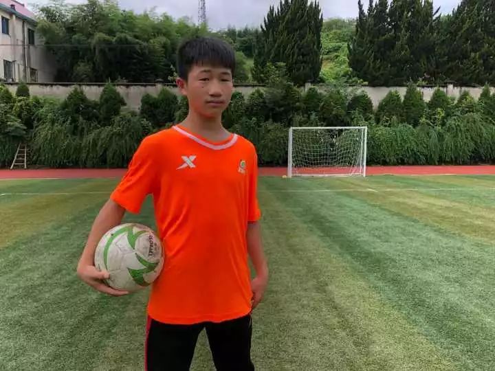 两个年级只有9名男生！却成立了一支“金牌足球队”，把人看哭了