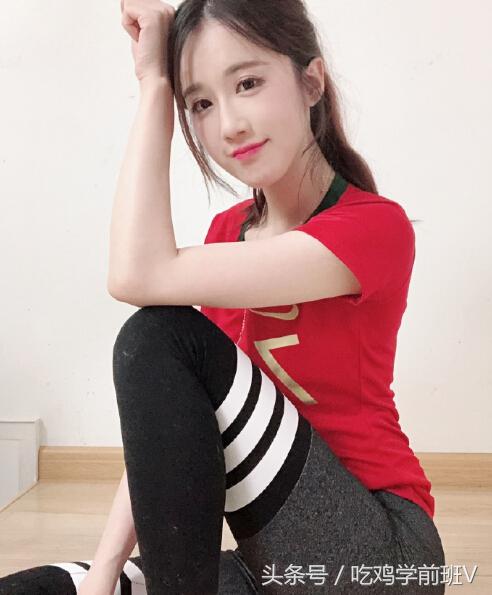 轩子巨2兔练习滑铲和盘带，网友：这是假摔和跳舞吧！