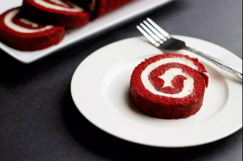 为什么蛋糕卷一出来就塌下去了,蛋糕卷断裂卷不起来的原因