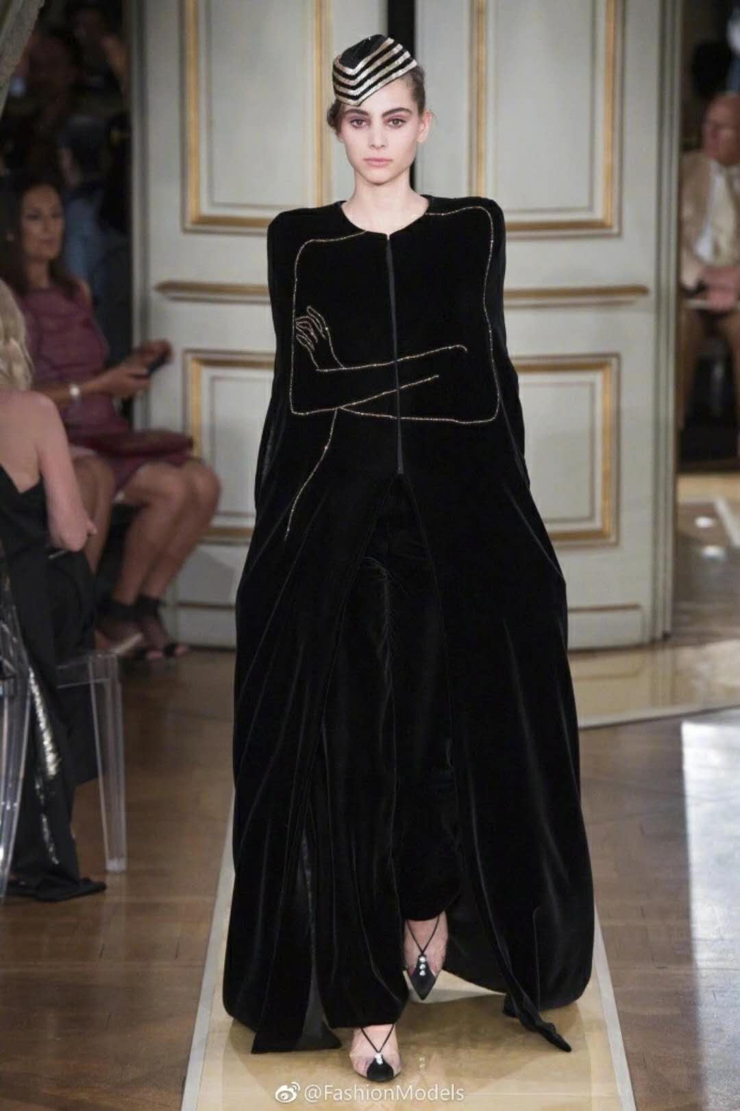 搞笑图文：谁说的“足球反着买，别墅靠大海”，到天台下接我一把