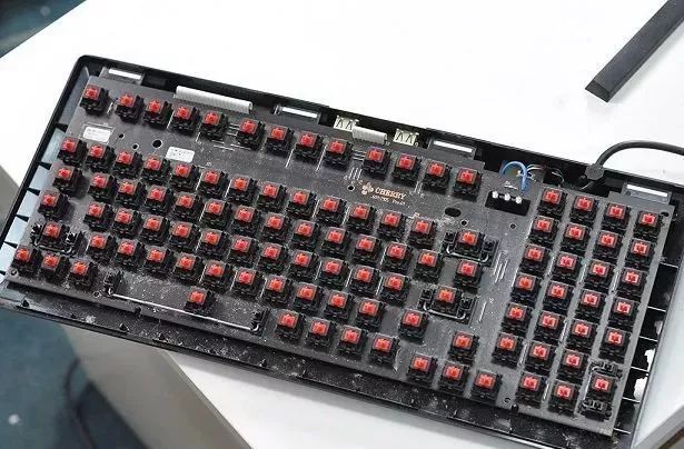 锤哥清理键盘,铅锤哥